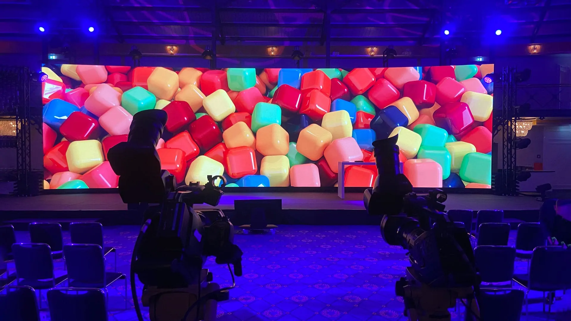 Originalaufnahme einer großformatigen LED-Videowand mit farbigen Cubes auf einer Veranstaltungsbühne